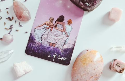 Carta de tarô 3 of Cups cercada por cristais
